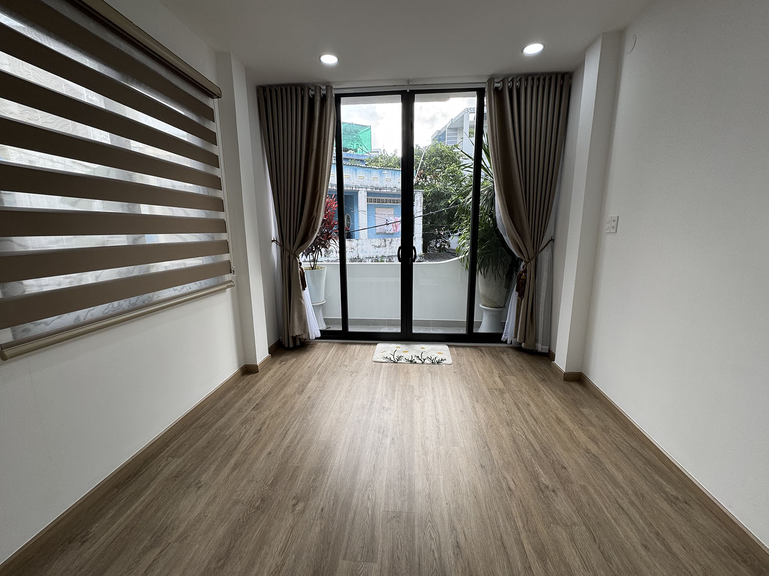 Tuyệt phẩm Nhà Phố 2 lầu full nội thất cao cấp hẻm 2 xe hơi 7 chỗ tránh nhau khu VIP Đặng Văn Ngữ